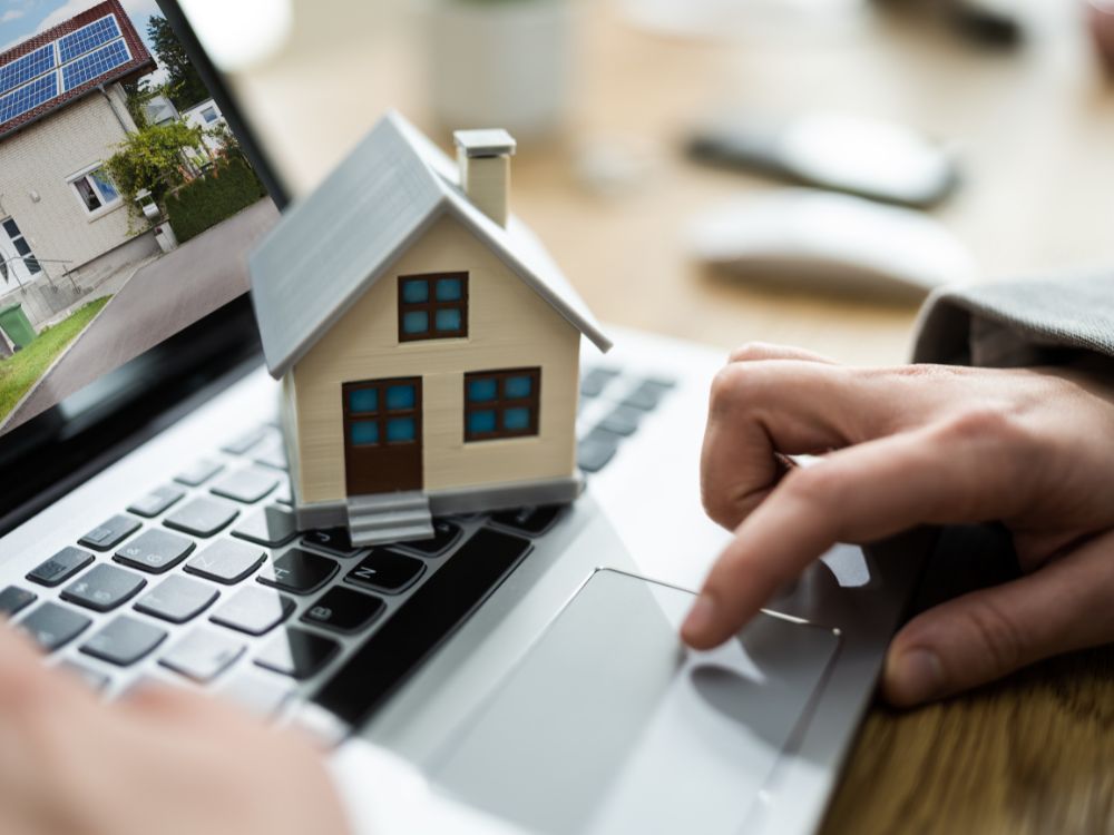 Análise de imóvel em ambiente digital, representando a atuação de um advogado especialista em direito imobiliário na avaliação de contratos e segurança jurídica.