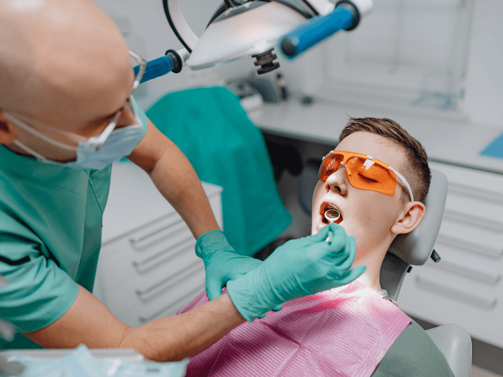 Dentista fazendo avaliação em paciente