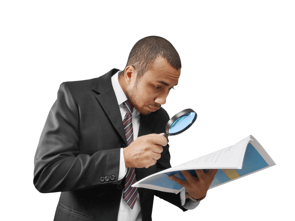 Imagem de capa de homem de terno segurando uma lupa e analisando documento