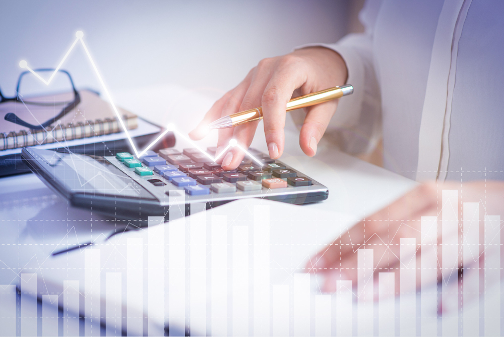 Imagem de capa de profissional analisando relatórios e usando calculadora.
